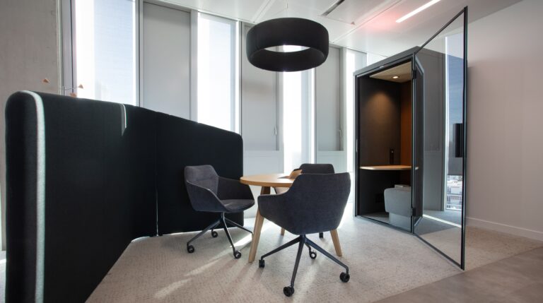 une cabine acoustique et des cloisons pour réduire le bruit en open space