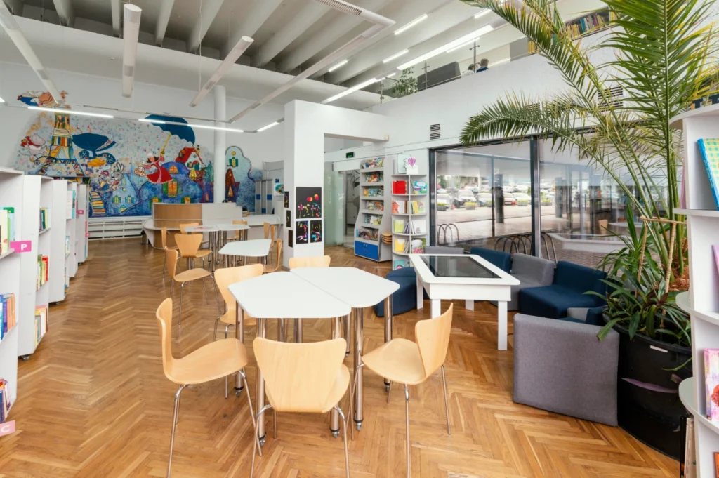 salle aménagée avec du mobilier scolaire pour des jeunes étudiants