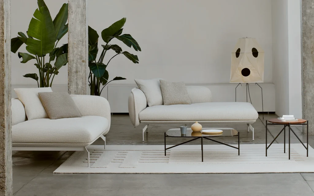 Espace d'attente confortable : un canapé durable, des fauteuils lounge et une table basse