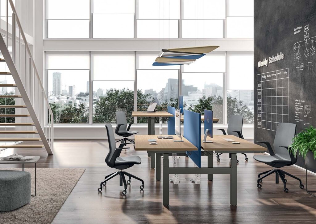 bureaux assis debout ergonomique pour collaborateurs ou open space, afin de préserver la santé et prévention TMS