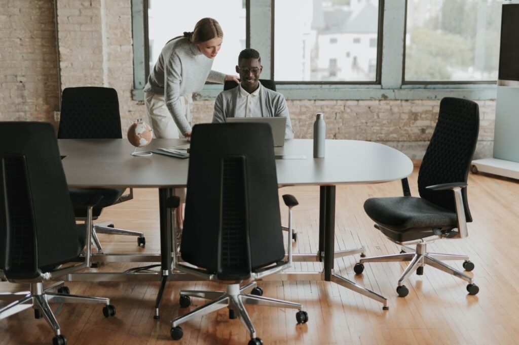 fauteuil ergonomique réglable et ajustable pour la prévention des TMS, idéal entreprise, open space, santé des collaborateurs