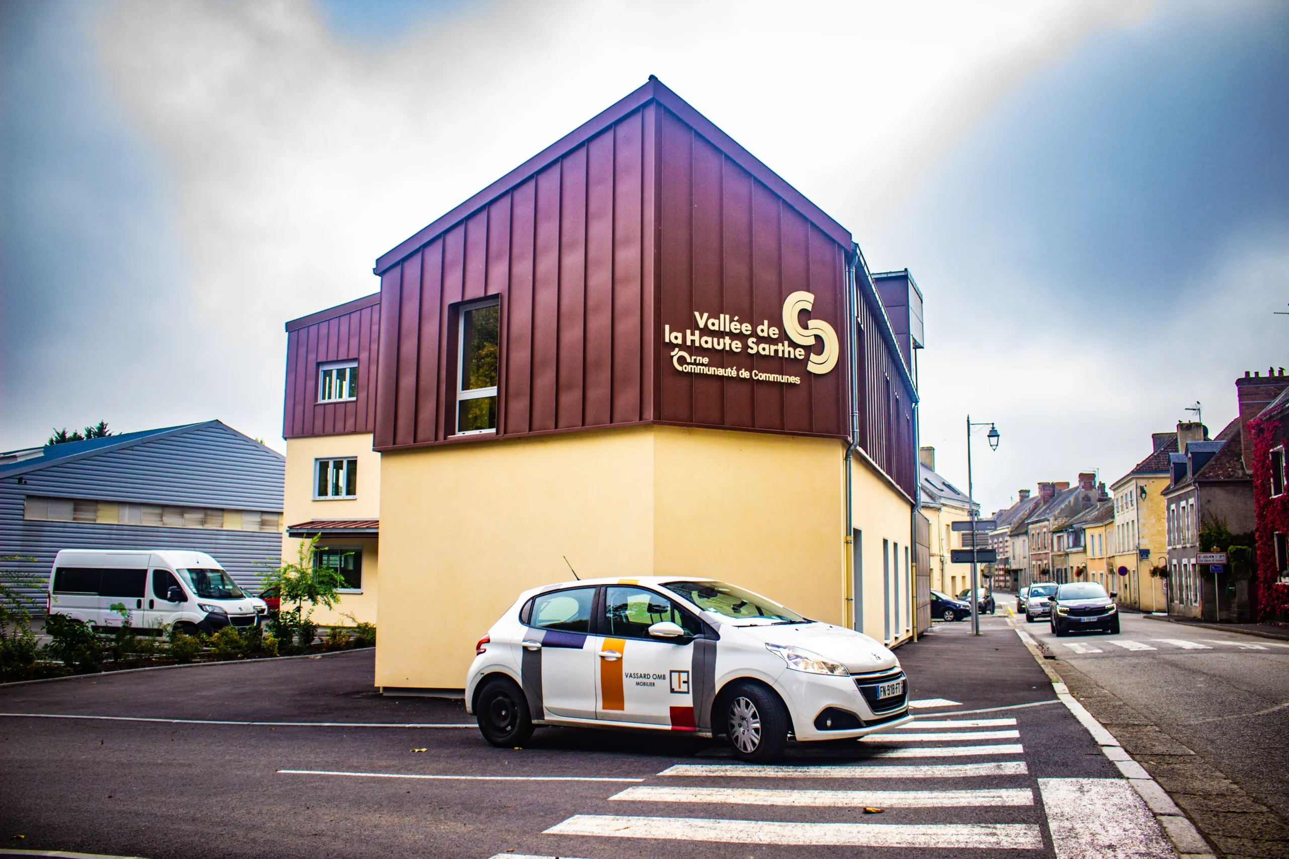 aménagement d'espace de la communauté de communes de la vallée de la haute sarthe : bureau de direction et fauteuil de direction, plusieurs bureaux opératifs pour collaborateurs, salle de pause, fauteuils ergonomiques