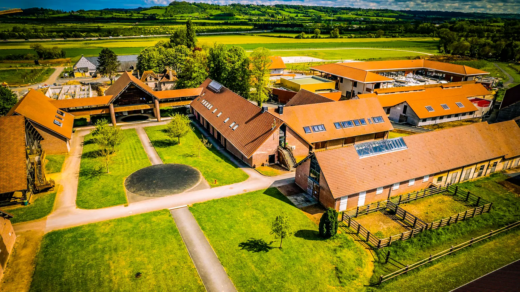 Aménagement de 4000 m² sur 2 sites, Saint-Contest et Goustranville : coworking, bureaux, salle de réunion, logement, casiers connectés, salle de pauses, stockage