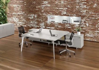 bureaux opérationnels pour collaborateurs dans un espace d'entreprise