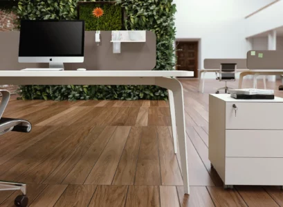 bureaux opérationnels pour collaborateurs dans un espace d'entreprise