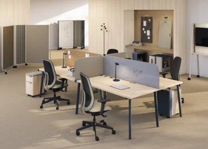 bureaux opérationnels pour collaborateurs dans un espace d'entreprise