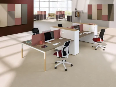 bureaux opérationnels pour collaborateurs dans un espace d'entreprise