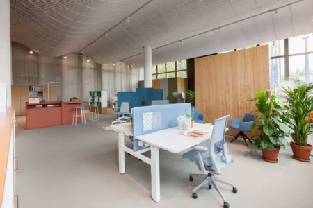 bureaux assis debout ergonomique pour collaborateurs ou open space, afin de préserver la santé et prévention TMS