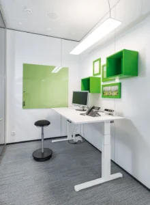 bureaux assis debout ergonomique pour collaborateurs ou open space, afin de préserver la santé et prévention TMS