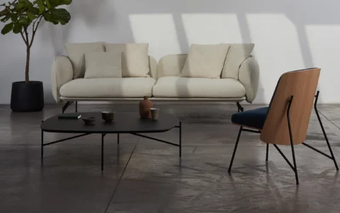 Espace d'attente confortable : un canapé durable, des fauteuils lounge et une table basse