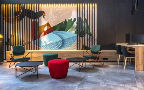 Espace d'attente confortable : un canapé durable, des fauteuils lounge et une table basse