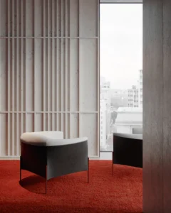 Espace d'attente confortable : un canapé durable, des fauteuils lounge et une table basse
