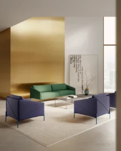 Espace d'attente confortable : un canapé durable, des fauteuils lounge et une table basse