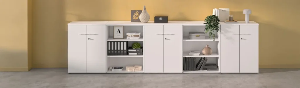 une ou plusieurs armoires en solutions de rangement avec finition métal, bois, dans un espace de travail, idéal pour un bureau d'entreprise, pour du rangement ou du classement