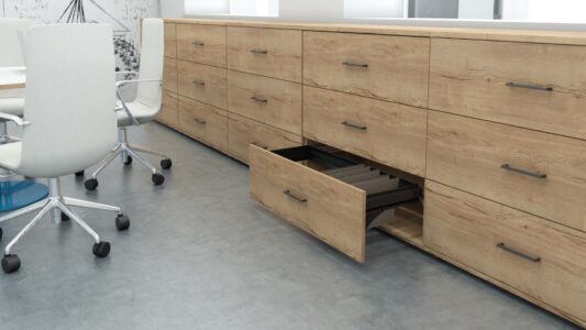 une ou plusieurs armoires en solutions de rangement avec finition métal, bois, dans un espace de travail, idéal pour un bureau d'entreprise, pour du rangement ou du classement