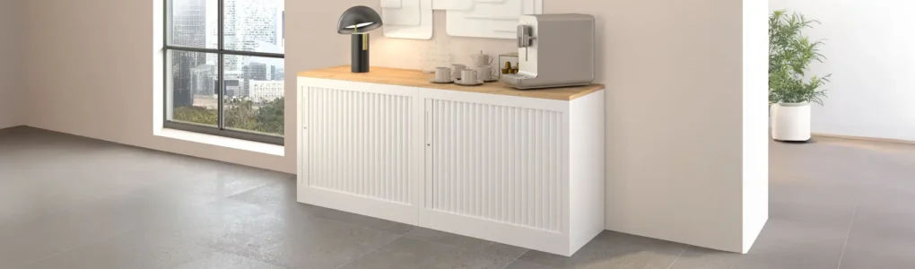 une ou plusieurs armoires en solutions de rangement avec finition métal, bois, dans un espace de travail, idéal pour un bureau d'entreprise, pour du rangement ou du classement