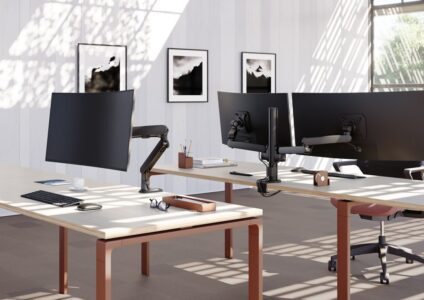 bras d'écran pour un support ergonomique dans un bureau