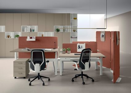 bureaux assis debout ergonomique pour collaborateurs ou open space, afin de préserver la santé et prévention TMS