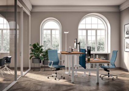 bureaux assis debout ergonomique pour collaborateurs ou open space, afin de préserver la santé et prévention TMS