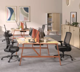 bureaux opérationnels pour collaborateurs dans un espace d'entreprise