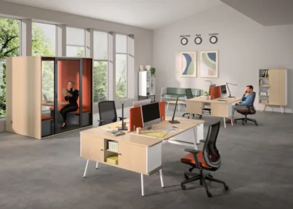 bureaux opérationnels pour collaborateurs dans un espace d'entreprise