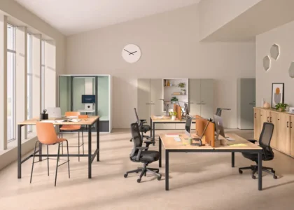 bureaux opérationnels pour collaborateurs dans un espace d'entreprise