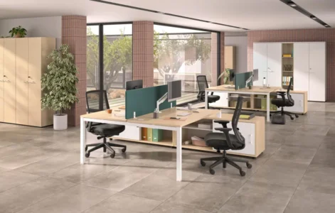 bureaux opérationnels pour collaborateurs dans un espace d'entreprise