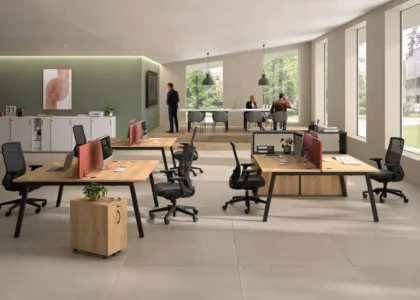 bureaux opérationnels pour collaborateurs dans un espace d'entreprise