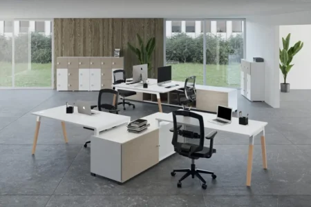 bureaux opérationnels pour collaborateurs dans un espace d'entreprise