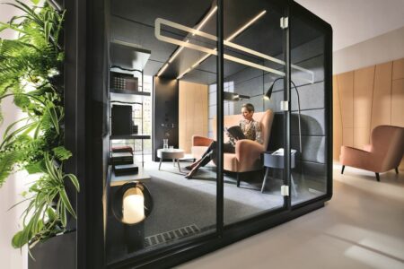cabine acoustique dans un espace d'entreprise, pour absorber les bruits environnants et les nuissances sonores grâce au phono absorbant, idéal pour protéger la confidentialité des collaborateurs