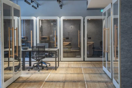 cabine acoustique dans un espace d'entreprise, pour absorber les bruits environnants et les nuissances sonores grâce au phono absorbant, idéal pour protéger la confidentialité des collaborateurs
