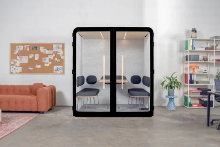cabine acoustique dans un espace d'entreprise, pour absorber les bruits environnants et les nuissances sonores grâce au phono absorbant, idéal pour protéger la confidentialité des collaborateurs
