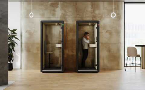 cabine acoustique dans un espace d'entreprise, pour absorber les bruits environnants et les nuissances sonores grâce au phono absorbant, idéal pour protéger la confidentialité des collaborateurs