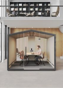 cabine acoustique dans un espace d'entreprise, pour absorber les bruits environnants et les nuissances sonores grâce au phono absorbant, idéal pour protéger la confidentialité des collaborateurs