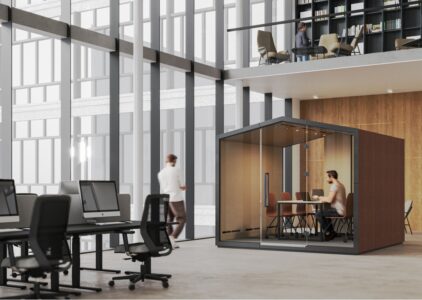 cabine acoustique dans un espace d'entreprise, pour absorber les bruits environnants et les nuissances sonores grâce au phono absorbant, idéal pour protéger la confidentialité des collaborateurs