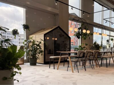 cabine acoustique dans un espace d'entreprise, pour absorber les bruits environnants et les nuissances sonores grâce au phono absorbant, idéal pour protéger la confidentialité des collaborateurs