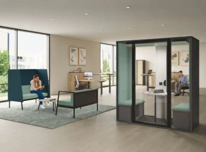 cabine acoustique dans un espace d'entreprise, pour absorber les bruits environnants et les nuissances sonores grâce au phono absorbant, idéal pour protéger la confidentialité des collaborateurs