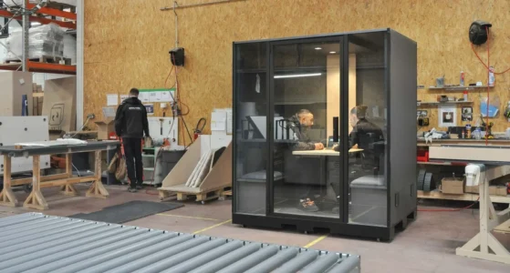 cabine acoustique dans un espace d'entreprise, pour absorber les bruits environnants et les nuissances sonores grâce au phono absorbant, idéal pour protéger la confidentialité des collaborateurs