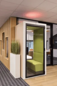 cabine acoustique dans un espace d'entreprise, pour absorber les bruits environnants et les nuissances sonores grâce au phono absorbant, idéal pour protéger la confidentialité des collaborateurs