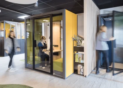 cabine acoustique dans un espace d'entreprise, pour absorber les bruits environnants et les nuissances sonores grâce au phono absorbant, idéal pour protéger la confidentialité des collaborateurs