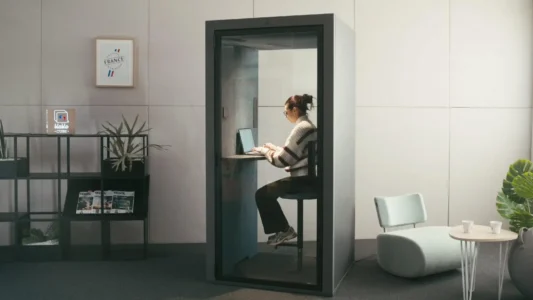 cabine acoustique dans un espace d'entreprise, pour absorber les bruits environnants et les nuissances sonores grâce au phono absorbant, idéal pour protéger la confidentialité des collaborateurs