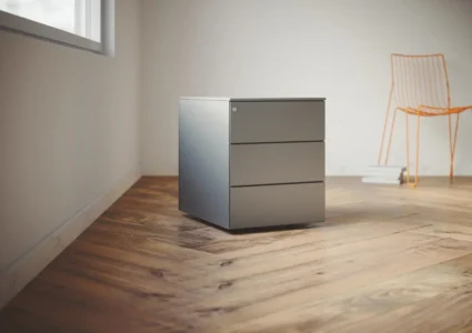 un ou plusieurs caissons avec finition métal, bois, dans un espace de travail, idéal pour un bureau d'entreprise, pour du rangement ou du classement