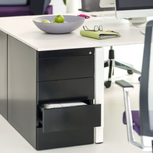 un ou plusieurs caissons avec finition métal, bois, dans un espace de travail, idéal pour un bureau d'entreprise, pour du rangement ou du classement