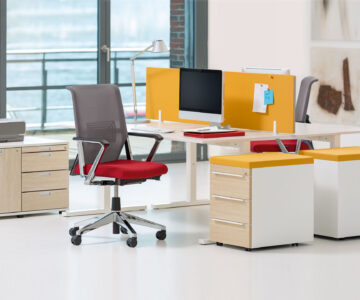 un ou plusieurs caissons avec finition métal, bois, dans un espace de travail, idéal pour un bureau d'entreprise, pour du rangement ou du classement
