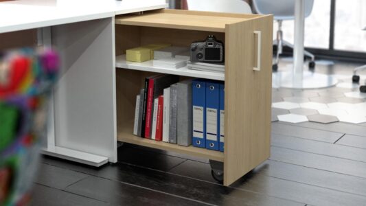 un ou plusieurs caissons avec finition métal, bois, dans un espace de travail, idéal pour un bureau d'entreprise, pour du rangement ou du classement