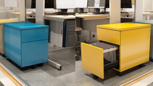 un ou plusieurs caissons avec finition métal, bois, dans un espace de travail, idéal pour un bureau d'entreprise, pour du rangement ou du classement