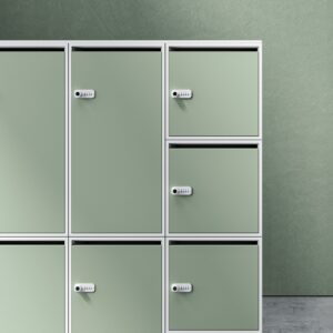 casiers ou vestiaires permettant le rangement ou le classement d'affaires, d'effets personnels, de documents importants, de manière sécurisée.