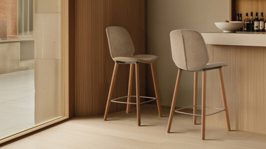 chaises hautes ou tabourets pour un espace convivial en entreprise