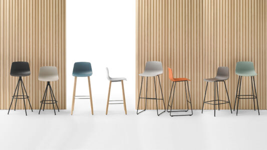 chaises hautes ou tabourets pour un espace convivial en entreprise