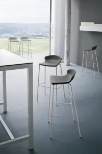 chaises hautes ou tabourets pour un espace convivial en entreprise